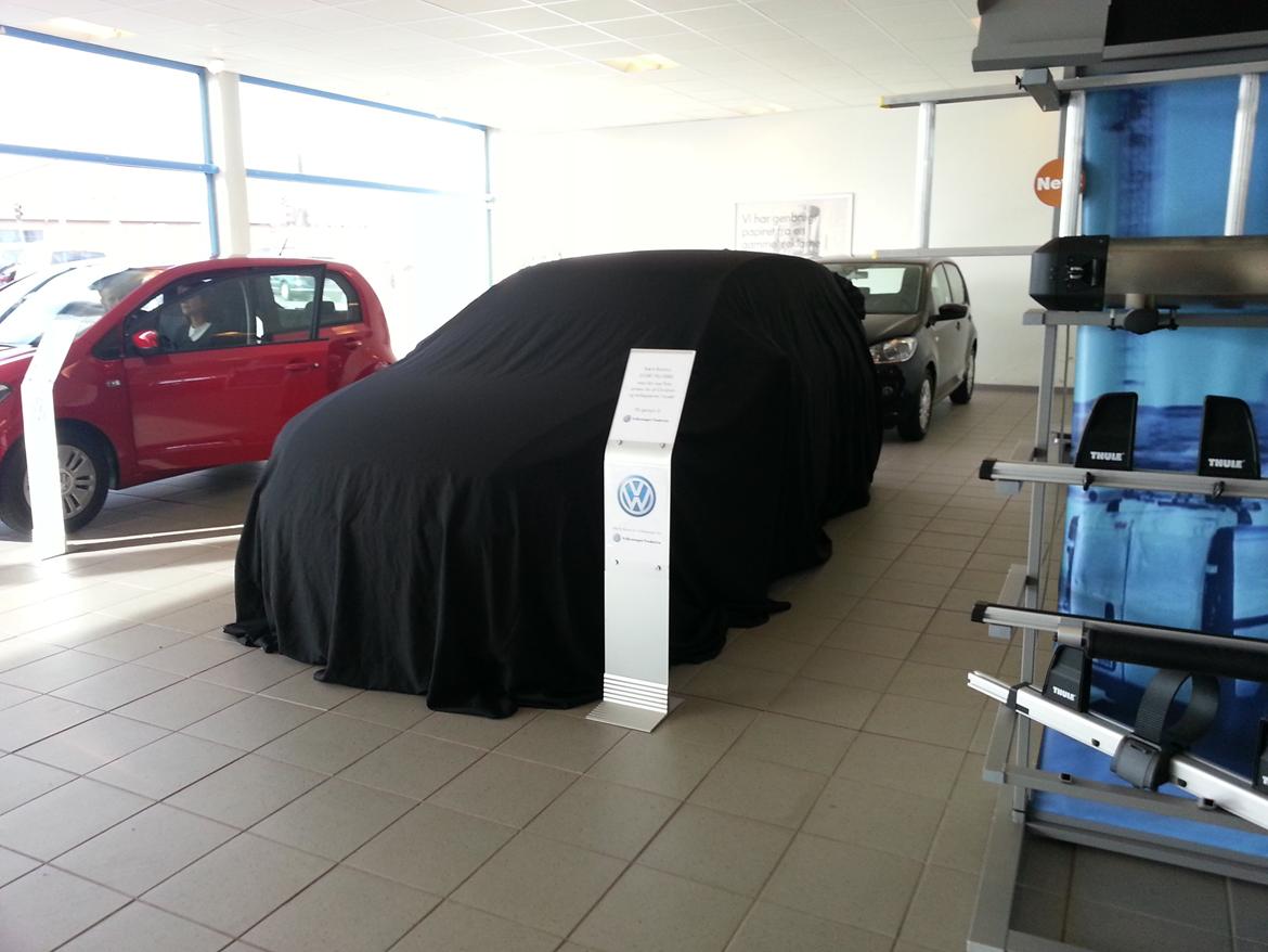 VW Polo Bluemotion 29.4 (SOLGT) - Da jeg skulle hente bilen, stod den pænt under tæppet, og der stod en pæn besked, med tillykke osv på skiltet :) billede 2