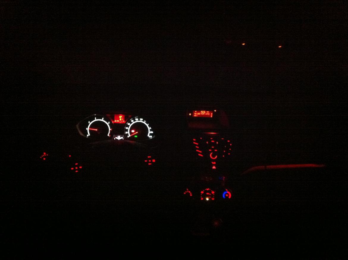 Ford Fiesta 1,4 Titanium SOLGT - Man kan her se en del af den indirekte belysningspakke Titanium har.. ser fedt ud! billede 12