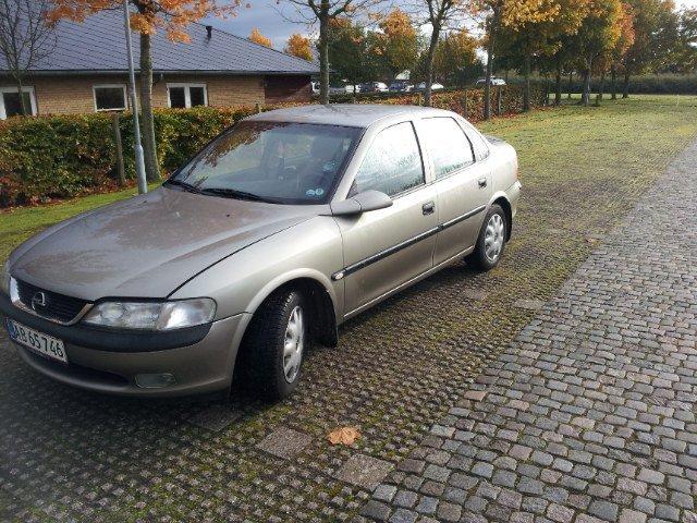 Opel Vectra B - før da blivet lavet noget på den... så står total standart,,,,  billede 2