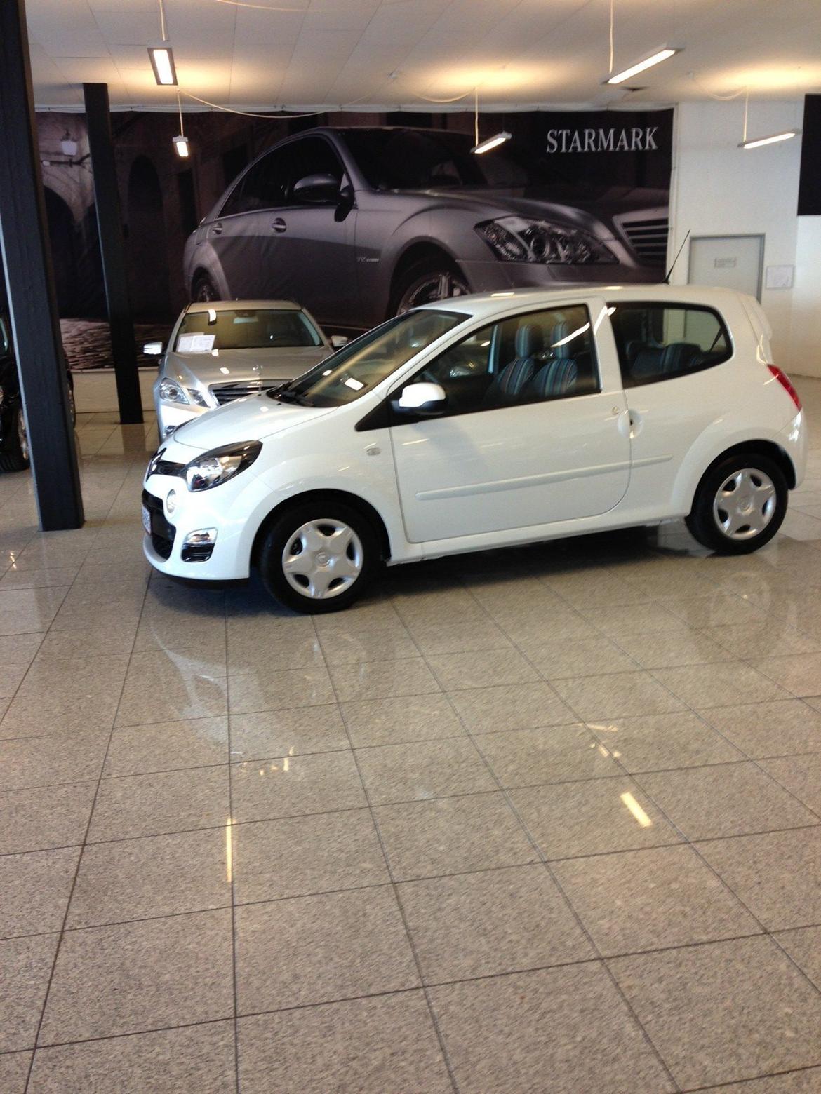 Renault Twingo (solgt) - Hos forhandleren inden afhentning billede 2