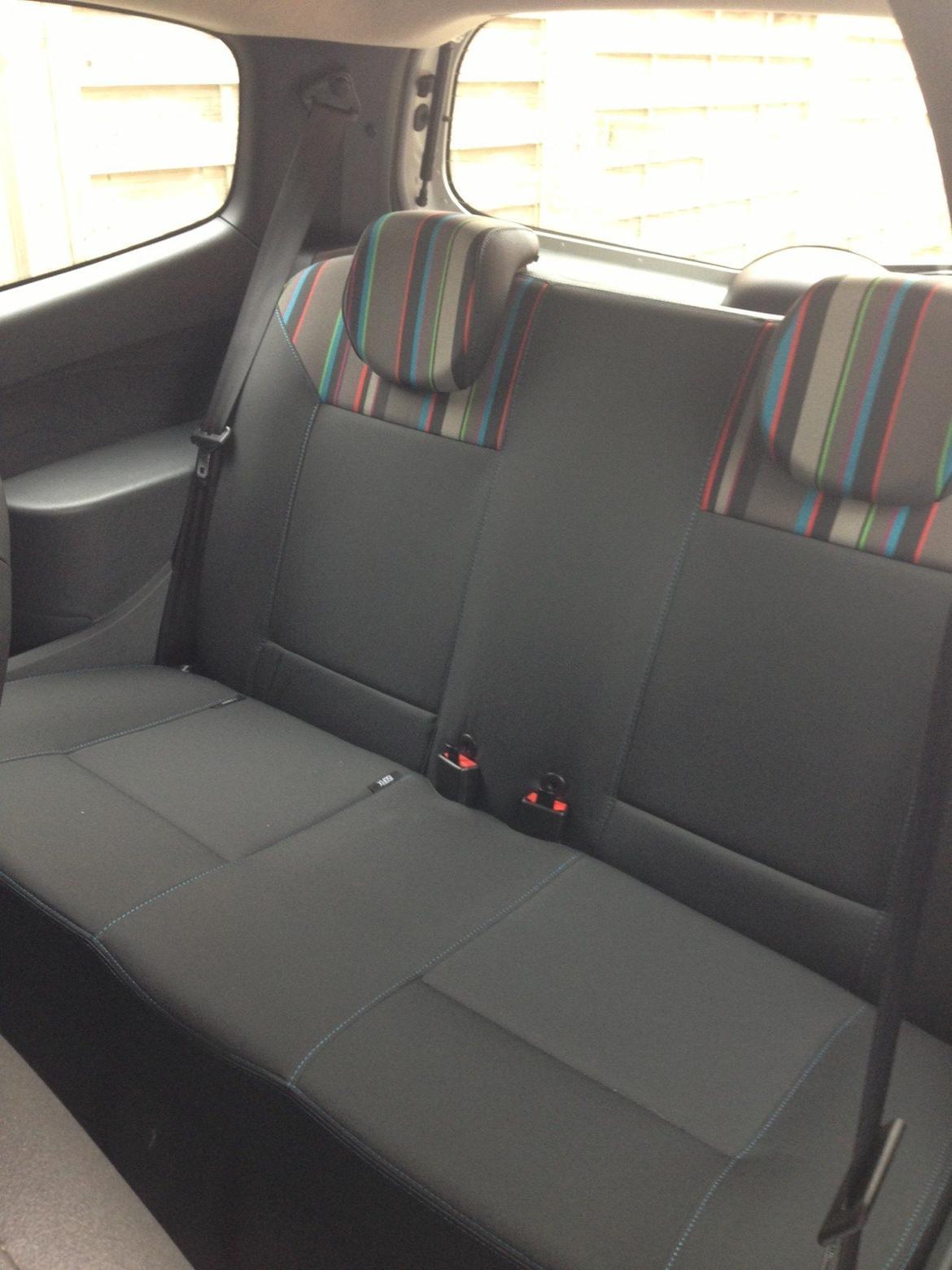 Renault Twingo (solgt) - Selvom det er en lille bil, er der ok plads til 2 voksne på bagsædet billede 11