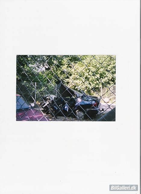 Ford Mondeo (solgt) - Sådan kan en mondeo også se ud efter mødet med et træ...... Det var så min første bil.... billede 9