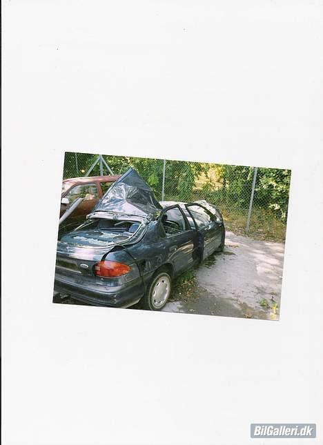Ford Mondeo (solgt) - Sådan kan en mondeo også se ud efter mødet med et træ...... Det var så min første bil.... billede 10