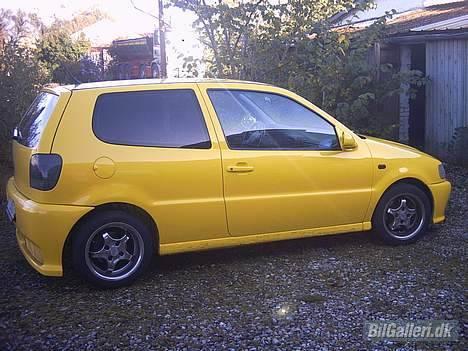 VW Polo 1,4 16v byttet væk - her kan det ses at jeg mangler at få mine side skørter på, hvilket jeg gør inden længe. de har været pillet af, idet de skulle males.  billede 7