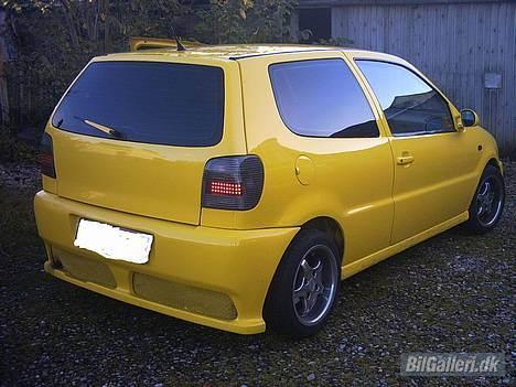 VW Polo 1,4 16v byttet væk - igen et billede fra siden.. det skal lige siges at det ikke er rust man kan se ( altså der hvor side skørterne har siddet ) det er gummi, som var med til at holde skørterne på sidst. billede 8