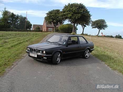 BMW 320 i billede 2