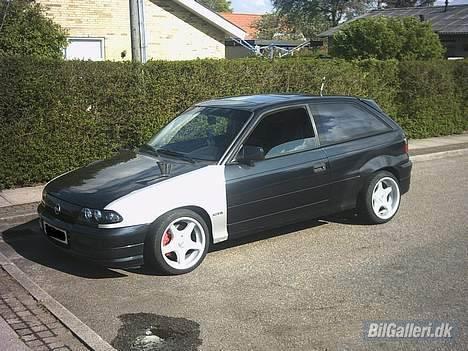 Opel .Astra f GSi 16v Turbo - hele bilen, som sagt, lidt maling ville pynte.. kan bare ikke bestemme mig for farven billede 5
