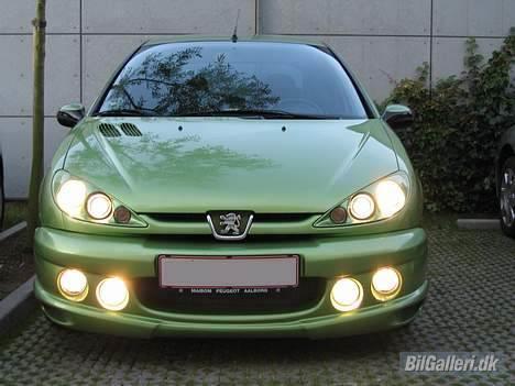 Peugeot 206 xs ! ! SOLGT ! ! - så er der sgu lys på vognen..... 4 * xenon ville gøre godt..... billede 8