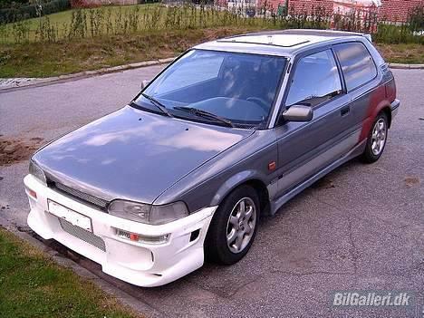 Toyota Corolla **SOLGT** - Pakfeifer front monteret og rust lavet... billede 4