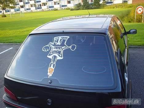 Peugeot 106 rallye 1,3 (SOLGT) - så kom der et team urgh logo på bilen, man kan også se de tonede ruder. billede 12