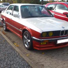 BMW E30 320