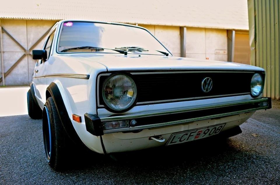 VW Golf 1 1,6 aut. - Billedet er taget inden bilen blev sænket og fik danske plader på. billede 9
