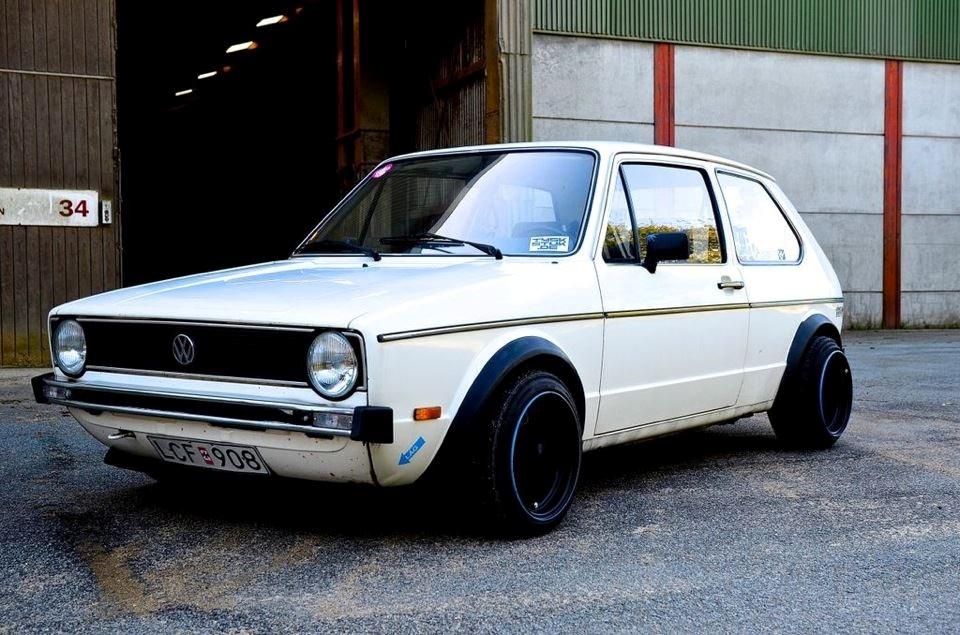 VW Golf 1 1,6 aut. - Billedet er taget inden bilen blev sænket og fik danske plader på. billede 7