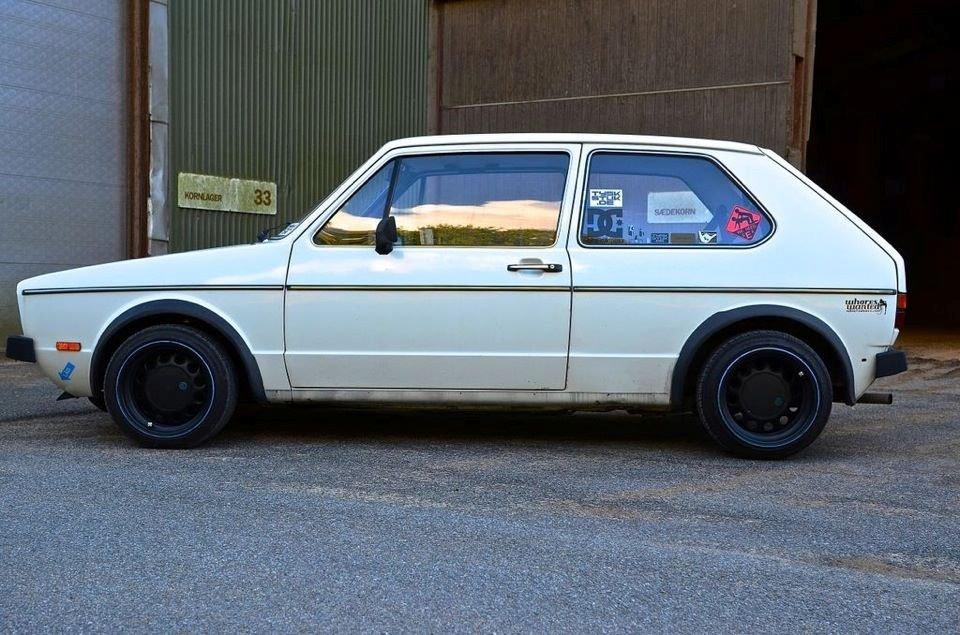 VW Golf 1 1,6 aut. - Billedet er taget inden bilen blev sænket og fik danske plader på. billede 10