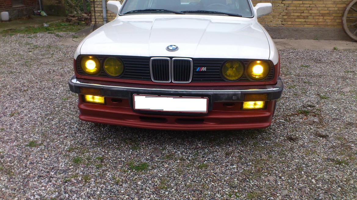 BMW E30 320 - Nu med gule lygter ! billede 1