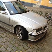 BMW 323i