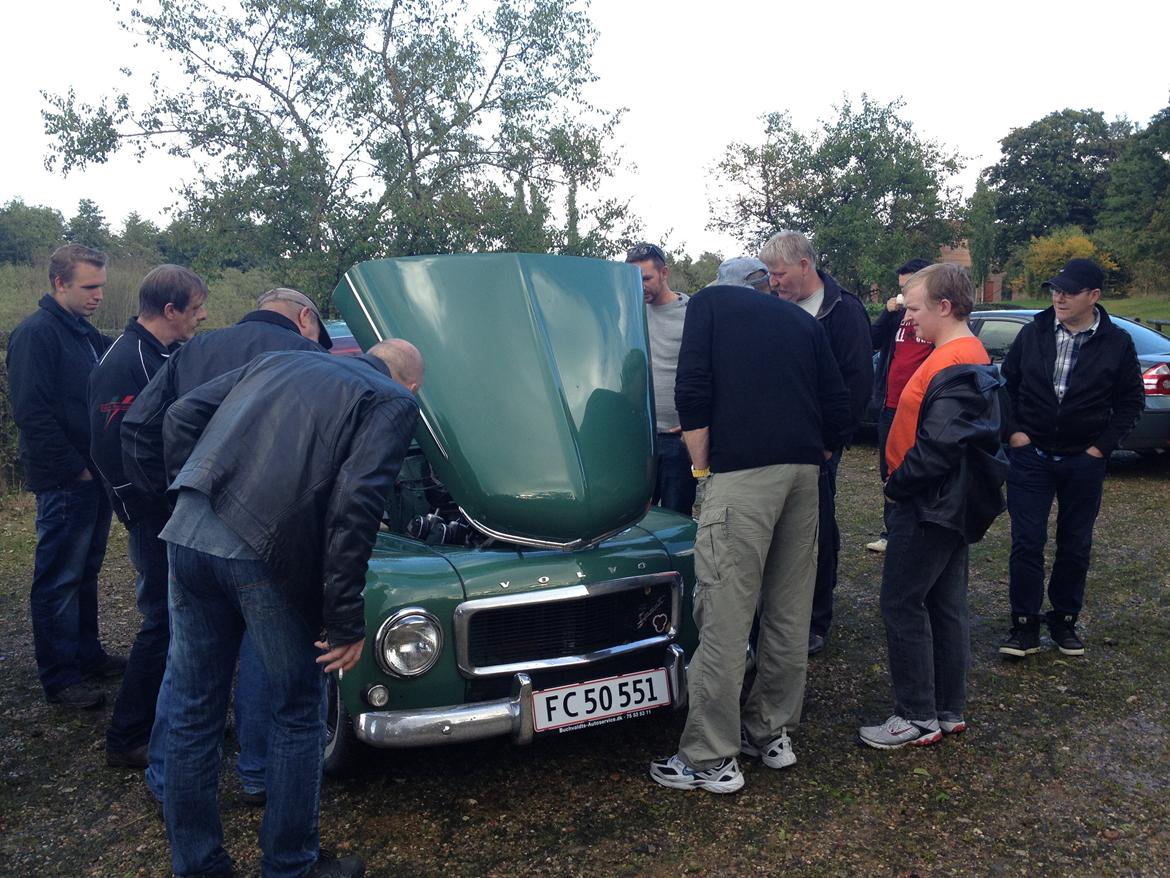 Volvo 544 "Ingrid" - På tur med klubben, vi måtte træde til side, da folk ville se den nybyggede vogn billede 4