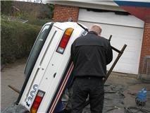 Opel Manta B GT/E i200 - Der arbejdes på undervogn billede 6