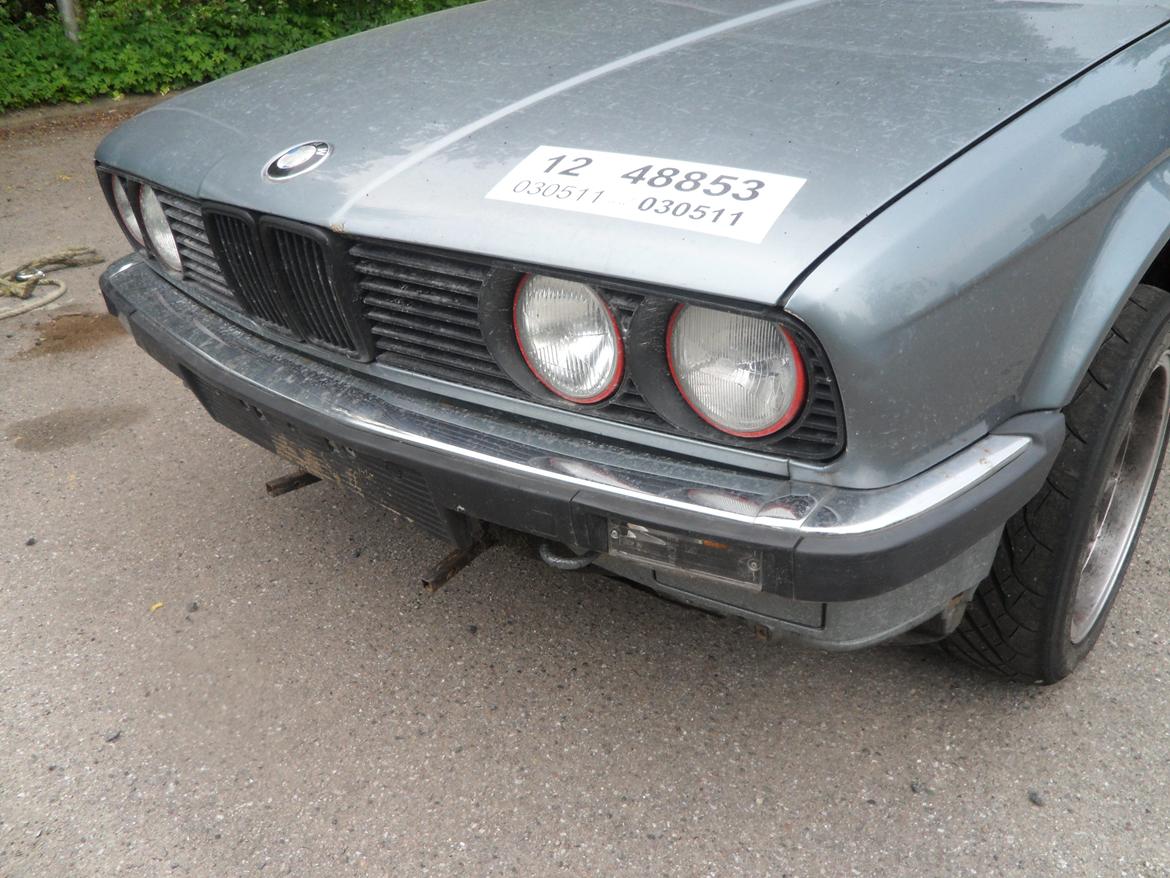 BMW 316 - fronten blev rettet ud ved hjælp af transitten, den flytter sig nemlig ikke når man trækker i den, så en snor på grogen og rundt om kølervangen også bare i barkgear  :) billede 5