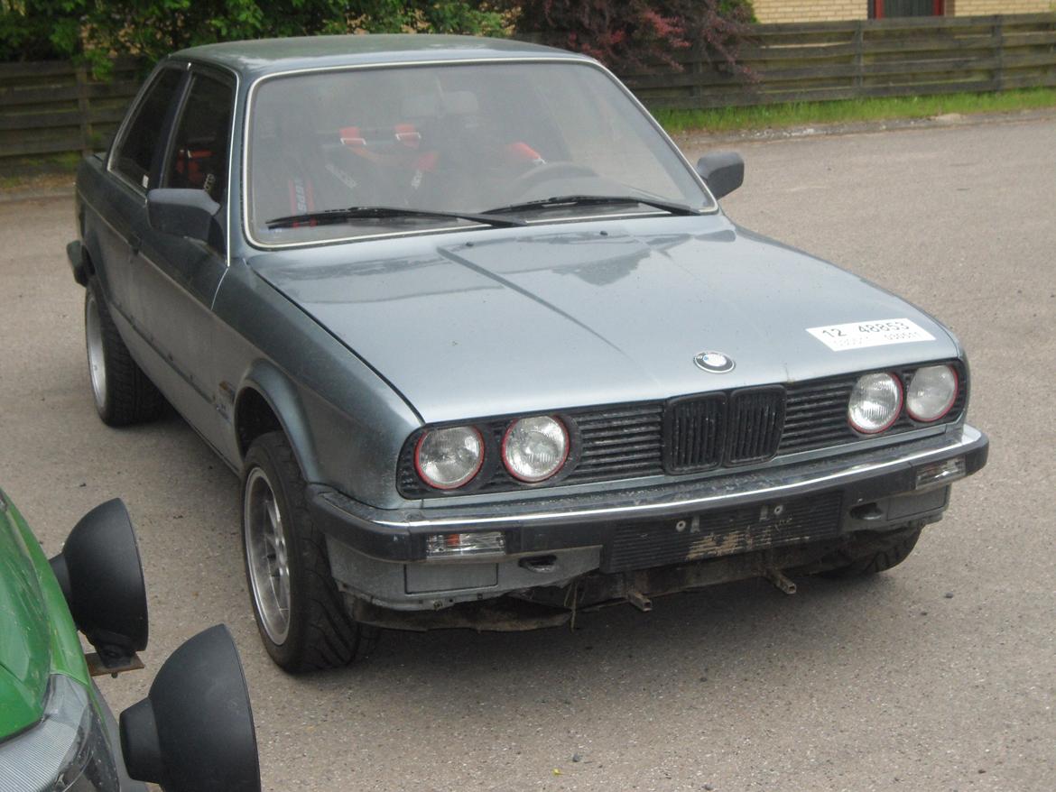 BMW 316 - fronten er bukket fordi jeg holdt på lidt for længe lige før et hop så da vi lande igen kunne den ikke nå at stoppe før vi ramte en jord vold,  billede 1