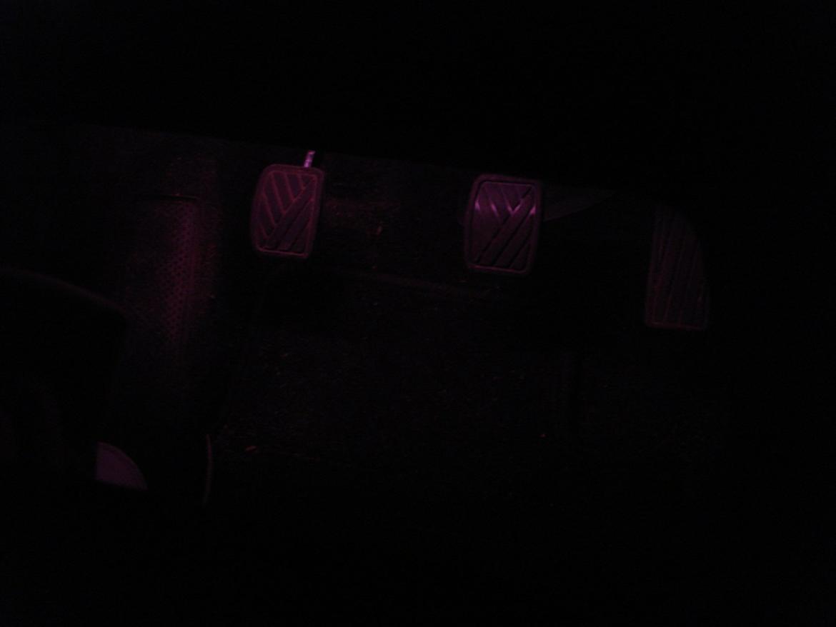 Suzuki Swift - Kan ane lidt lyse foran ved fødderne.  billede 3