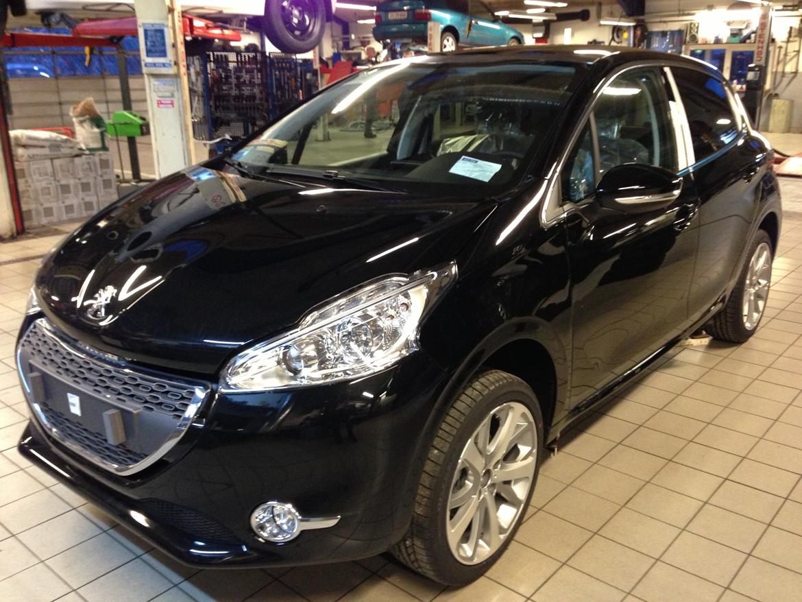 Peugeot 208 Allure 1,6 eHDI 5D - Bilen er ved at blive klargjort til levering billede 1