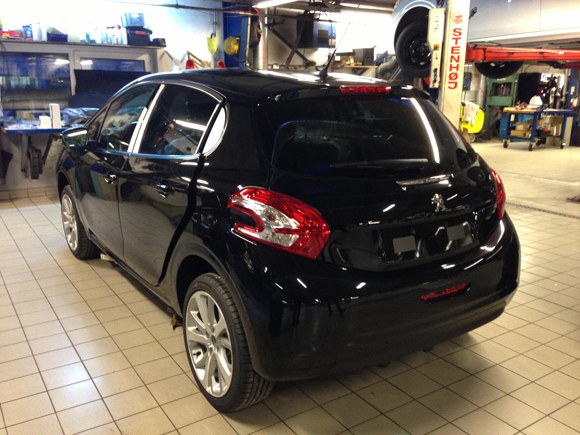 Peugeot 208 Allure 1,6 eHDI 5D - Sommerdæk ses monteret her. billede 2