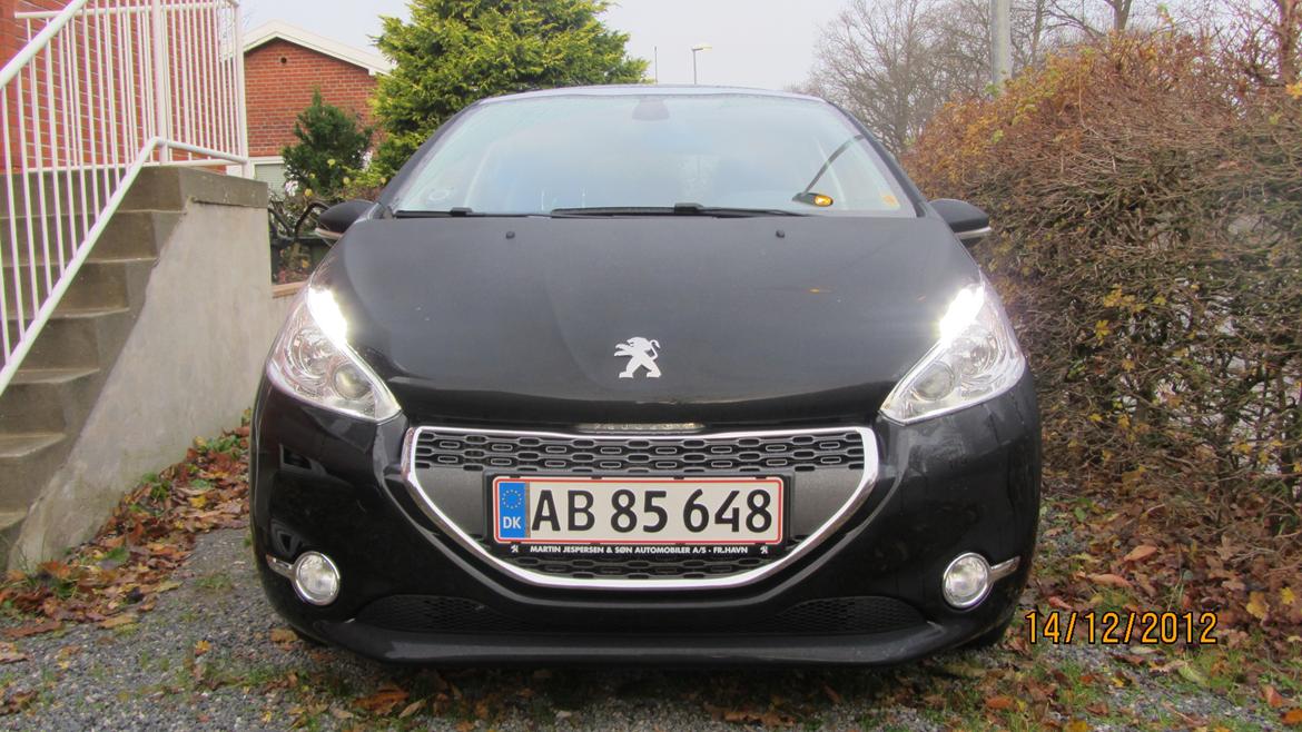 Peugeot 208 Allure 1,6 eHDI 5D - Front med LED Lys tændt. Ser ganske fedt ud.. billede 3