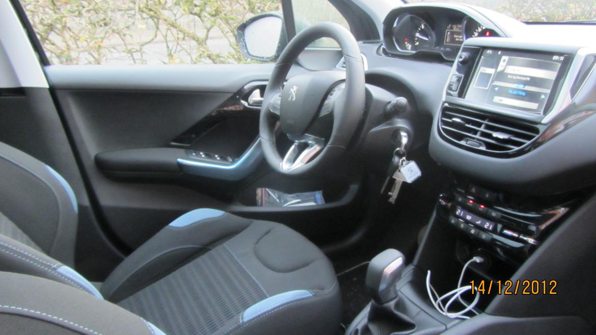Peugeot 208 Allure 1,6 eHDI 5D - Kabinen set fra passagersiden. billede 5