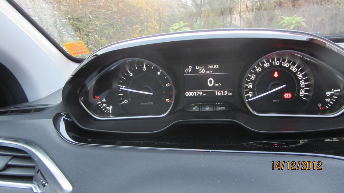 Peugeot 208 Allure 1,6 eHDI 5D - Det lille speedometerhus med en lille skærm i midten. billede 6