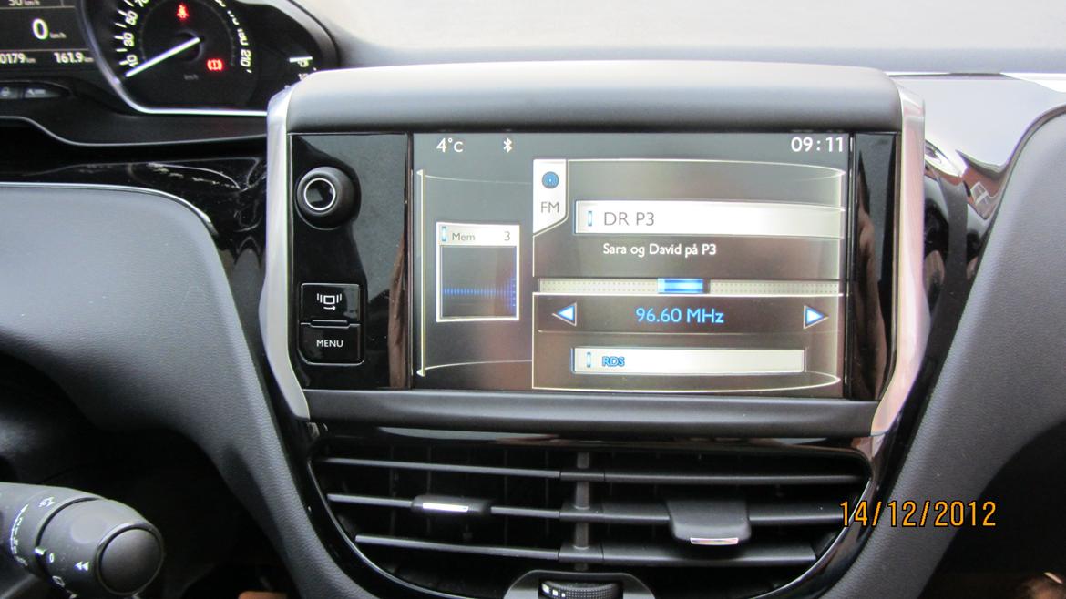 Peugeot 208 Allure 1,6 eHDI 5D - Touch skærmen som kan bruges til både radio men også mange af bilens funktioner billede 7