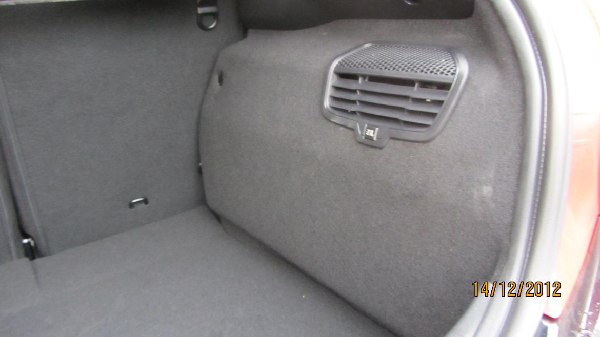 Peugeot 208 Allure 1,6 eHDI 5D - JBL Subwoofer og forstærker er gemt bag denne kasse i bagagerummet. billede 9