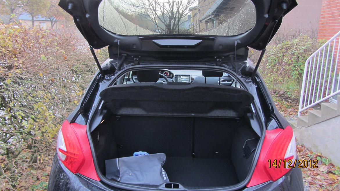 Peugeot 208 Allure 1,6 eHDI 5D - Plads er der masser af i bagagerummet. billede 11