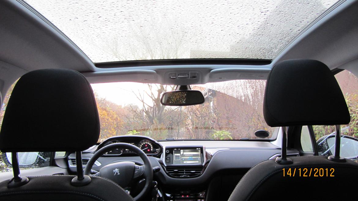 Peugeot 208 Allure 1,6 eHDI 5D - Panorama glastag og kabine set fra bagsæderne billede 12