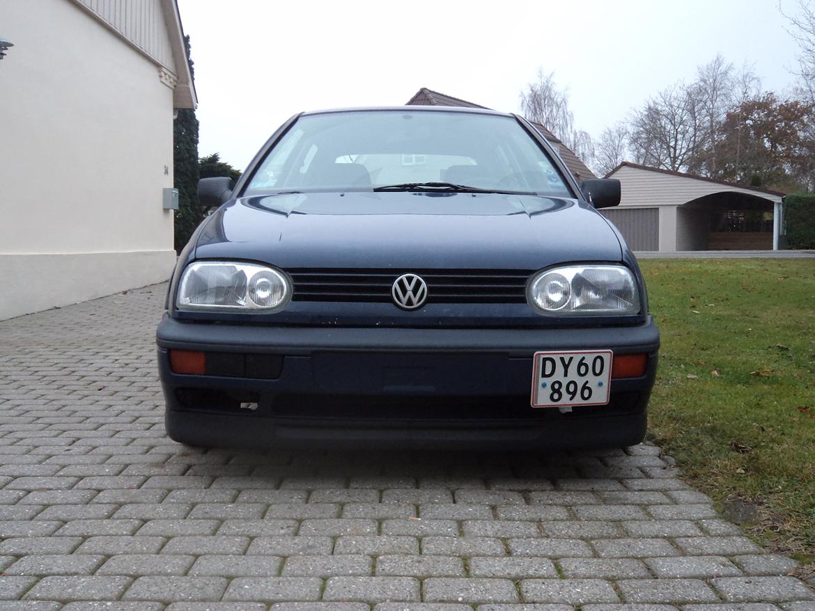 VW Golf3 1.8 automat US spec - Her er den monteret med den indfarvet kofanger, nye forlygter osv :) billede 6