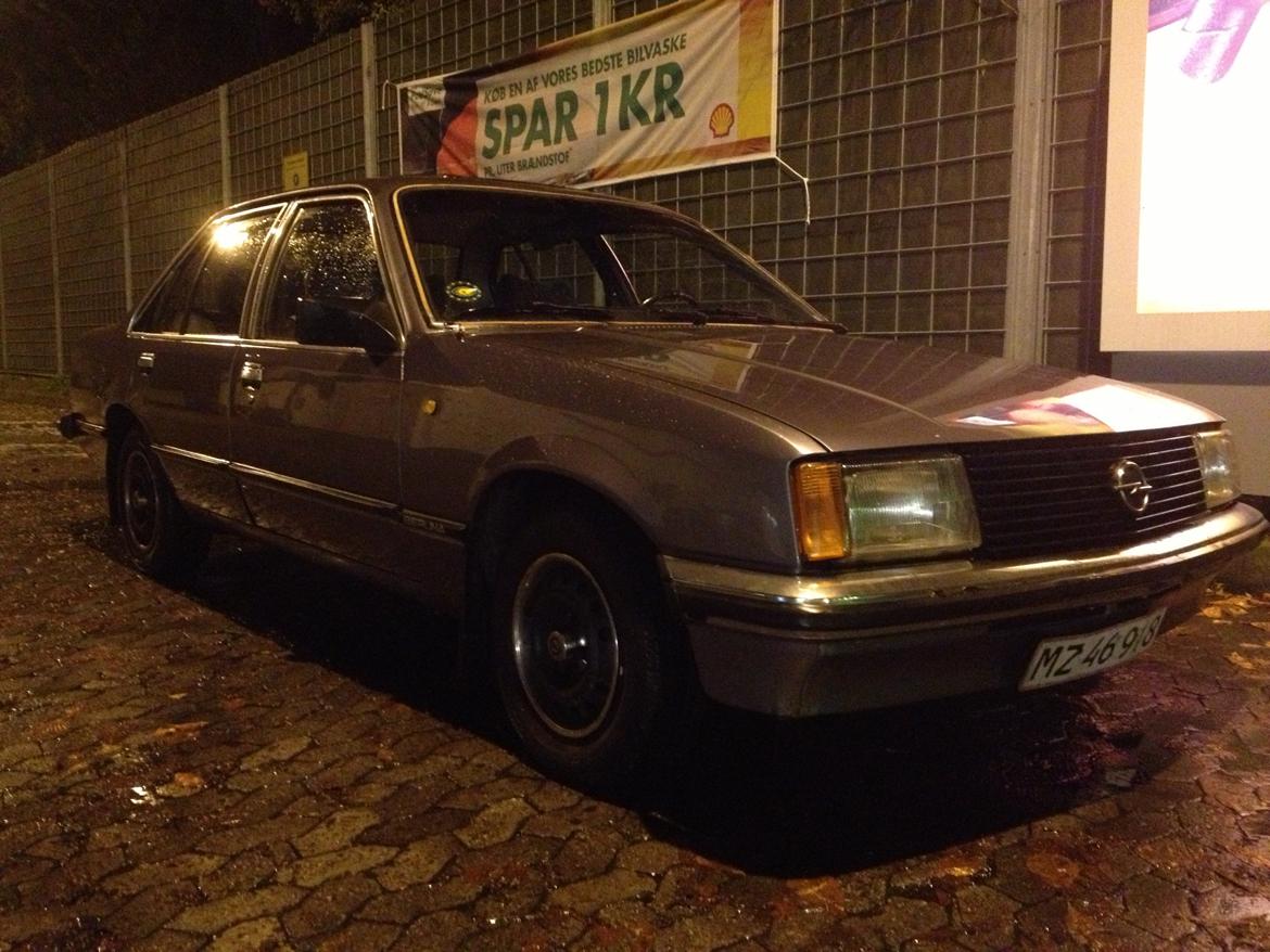 Opel Rekord 2,2I BERLINA - Billed skudt d. 15.11.2012 Rekord´en er nu kørende efter 4 måneder. billede 1