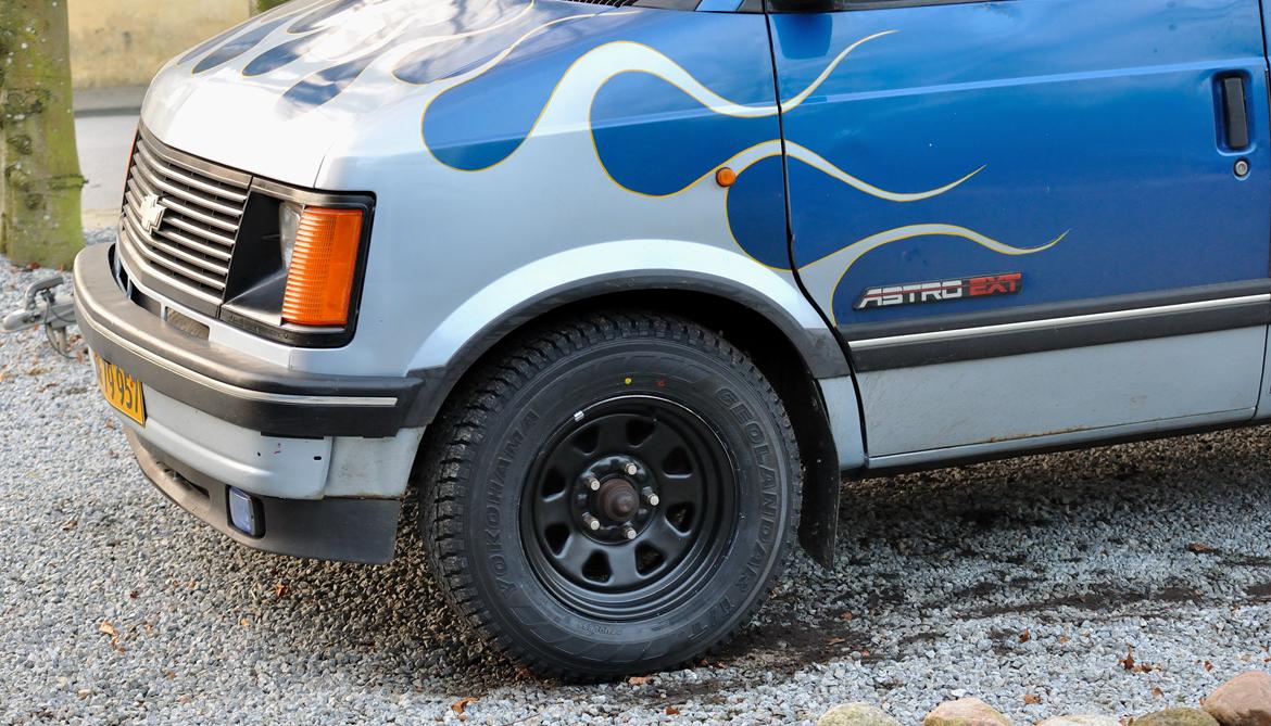 Chevrolet Astro Van - Vinterfælg med vinterdæk.
Running Boards demonteret.
GM stænklapper monteret foran. billede 11