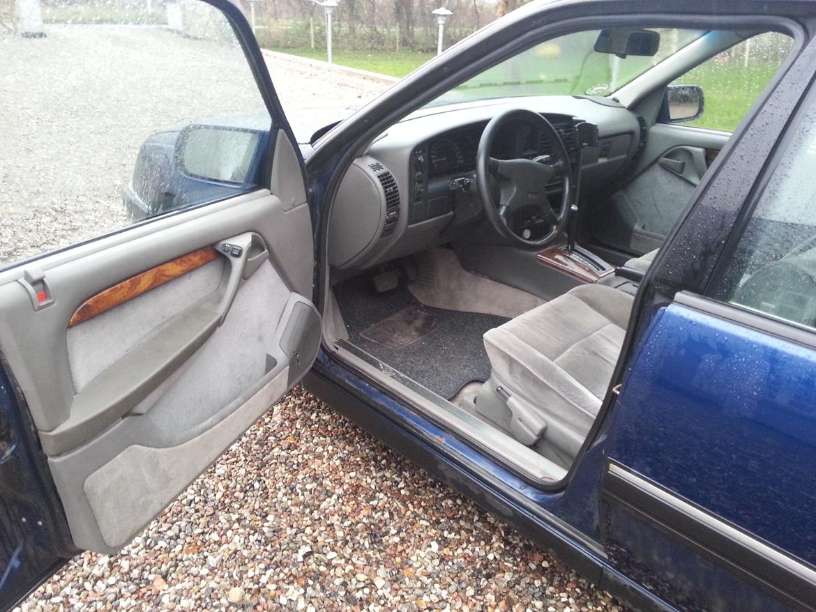 Opel Omega A 3,0 24v caravan - Velour og kedelig grå..
Bliver snart udskiftet til sort og Recaro fuldlæder billede 5