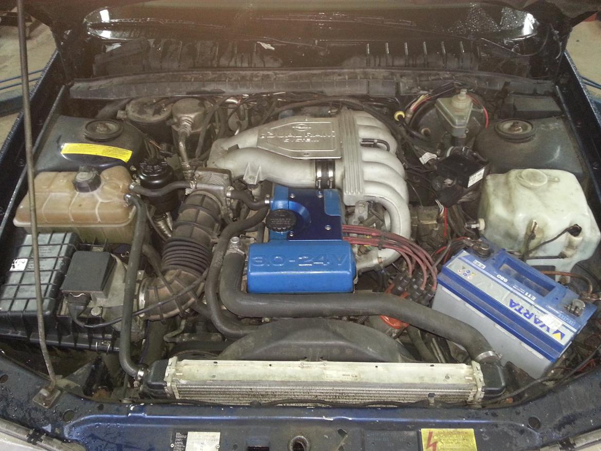 Opel Omega A 3,0 24v caravan - Skal snarest have skiftet ventildækslet til et i sølv og tændrørsdæksel i bilens farve billede 10