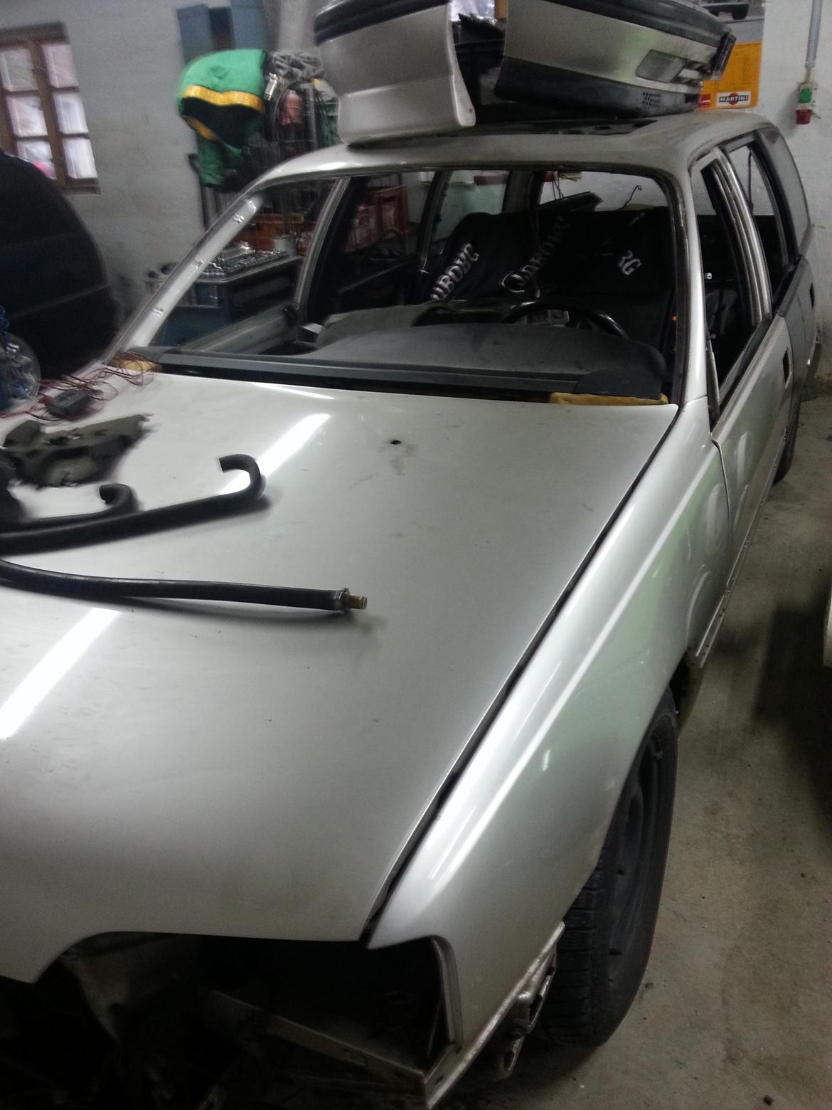 Opel Omega A 3,0 24v caravan - Reservedelsbil med DK-papir billede 12