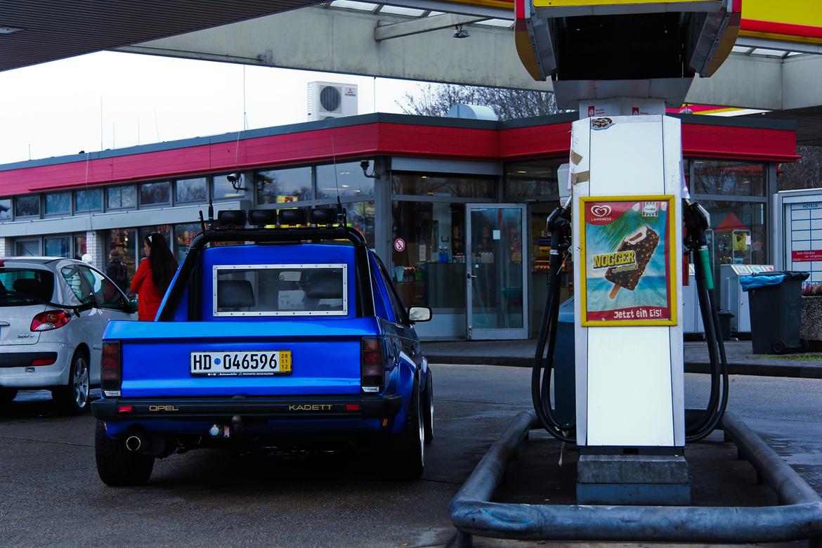 Opel Kadett D Pickup - Turen hjem fra Neuhogen krævede et par ture på tanken selvfølgelig... billede 8