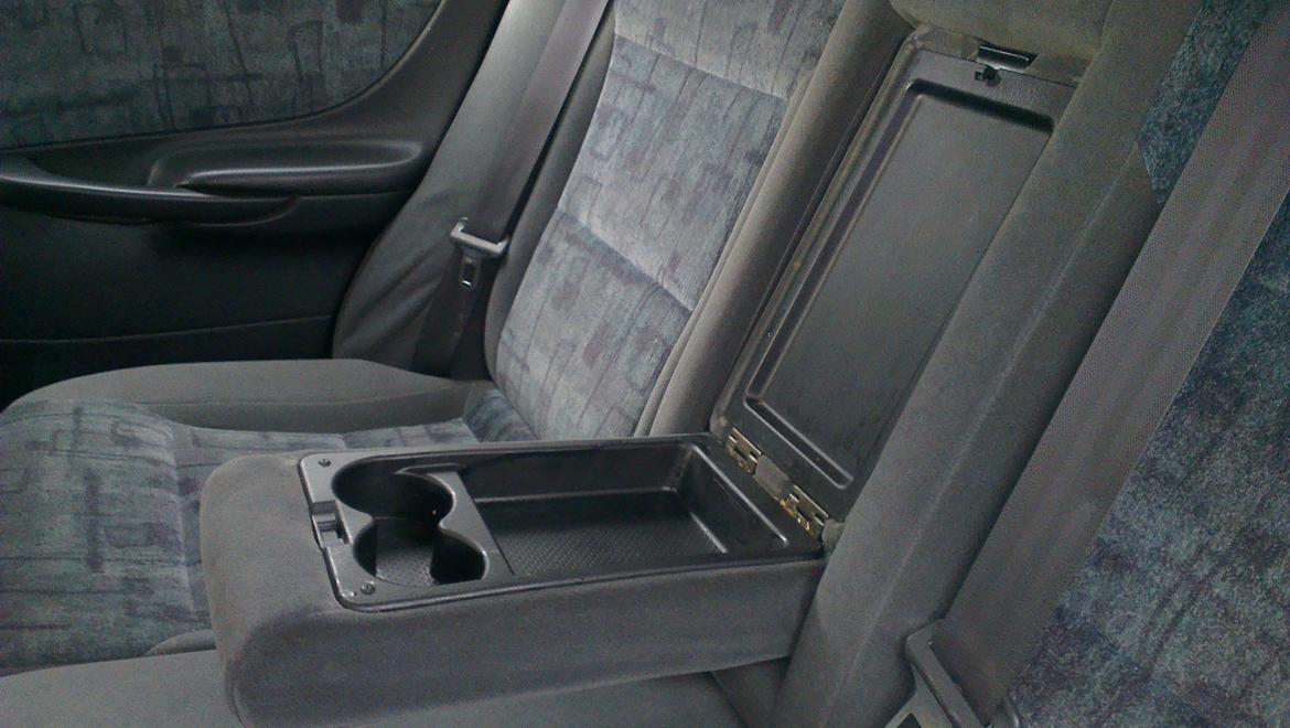 Mazda 626 GF - Armlæn med kopholdere. billede 12