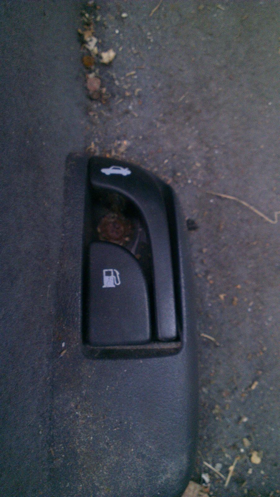 Mazda 626 GF - Til åbning af bagklap og tankdæksel. billede 15