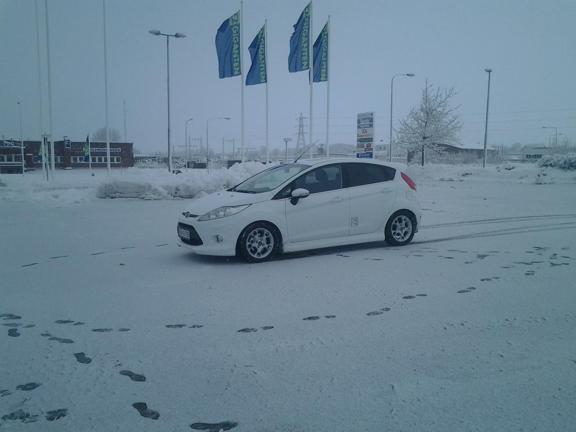 Ford Fiesta mk7 1,6 Titanium van - så fik jeg endelig skørterne på og så blev det vinter :( billede 16