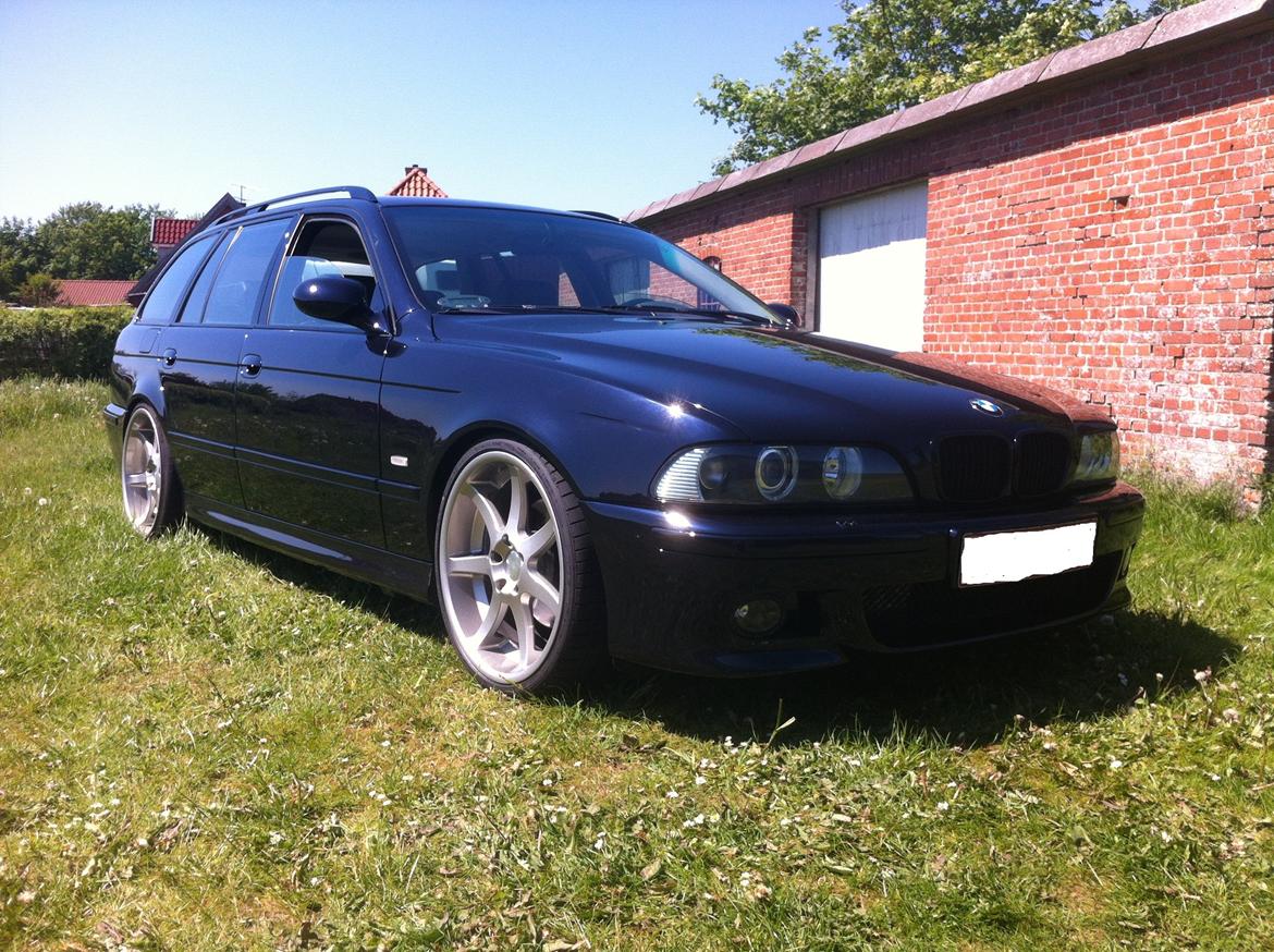 BMW E39 530d touring (M5) >> SOLGT << - 15/5-12 Nu med M5 kofangere, carbon swarts lakering, og higloss shadovline lister billede 1