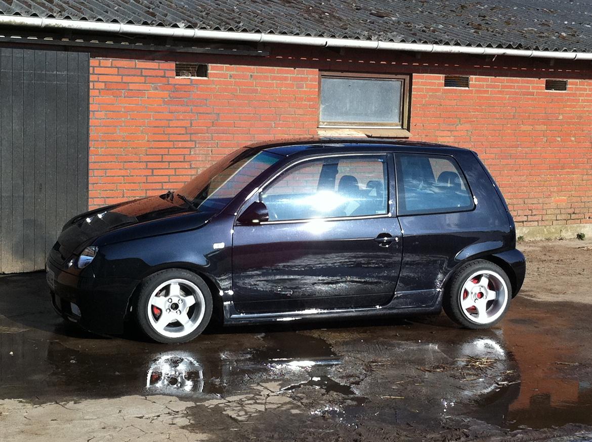VW lupo 1,4 16v - nyvasket, og undskyld det ligner den er riset hen af siden, det er dog kun vand det reflakter  billede 2
