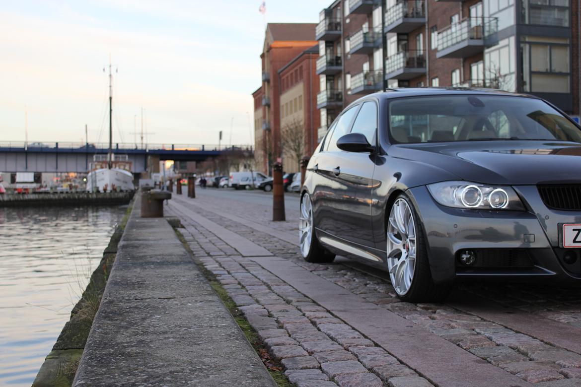 BMW 330i Aut. billede 1