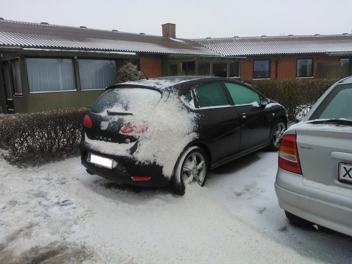 Seat Leon FR - Det er dejligt nok at få ryddet sneen på P-pladsen men ikke så meget.  billede 10