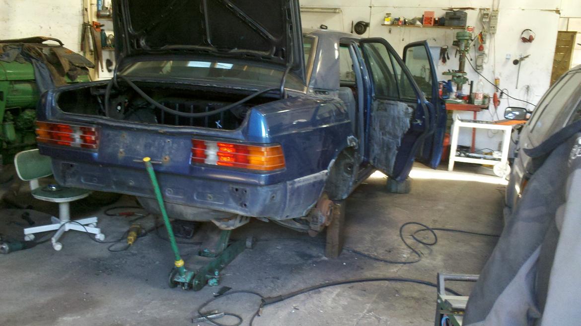 Mercedes Benz 190 D 2.5 Turbo "Under renovering!" billede 15