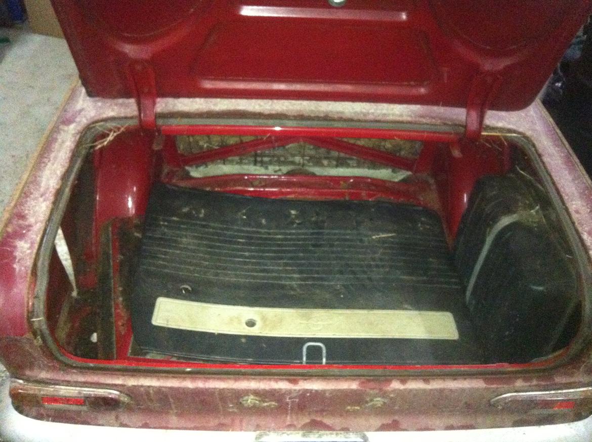 Opel Kadett A Sedan - Anden højre dør lagde i bagagerummet, den anden er næsten væk.. Bemærk tanken ude i højre side! Den er ikke større end hvad man ser der. 
Bonus info: Bagagerummet er faktisk temmelig rummelig i forhold til bilens størrelse ;-) billede 15